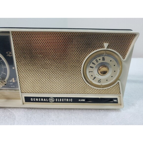 GE Model CT-455A AM Radio With Alarm Cream And Black 1960's Vintage - Picture 4 of 10